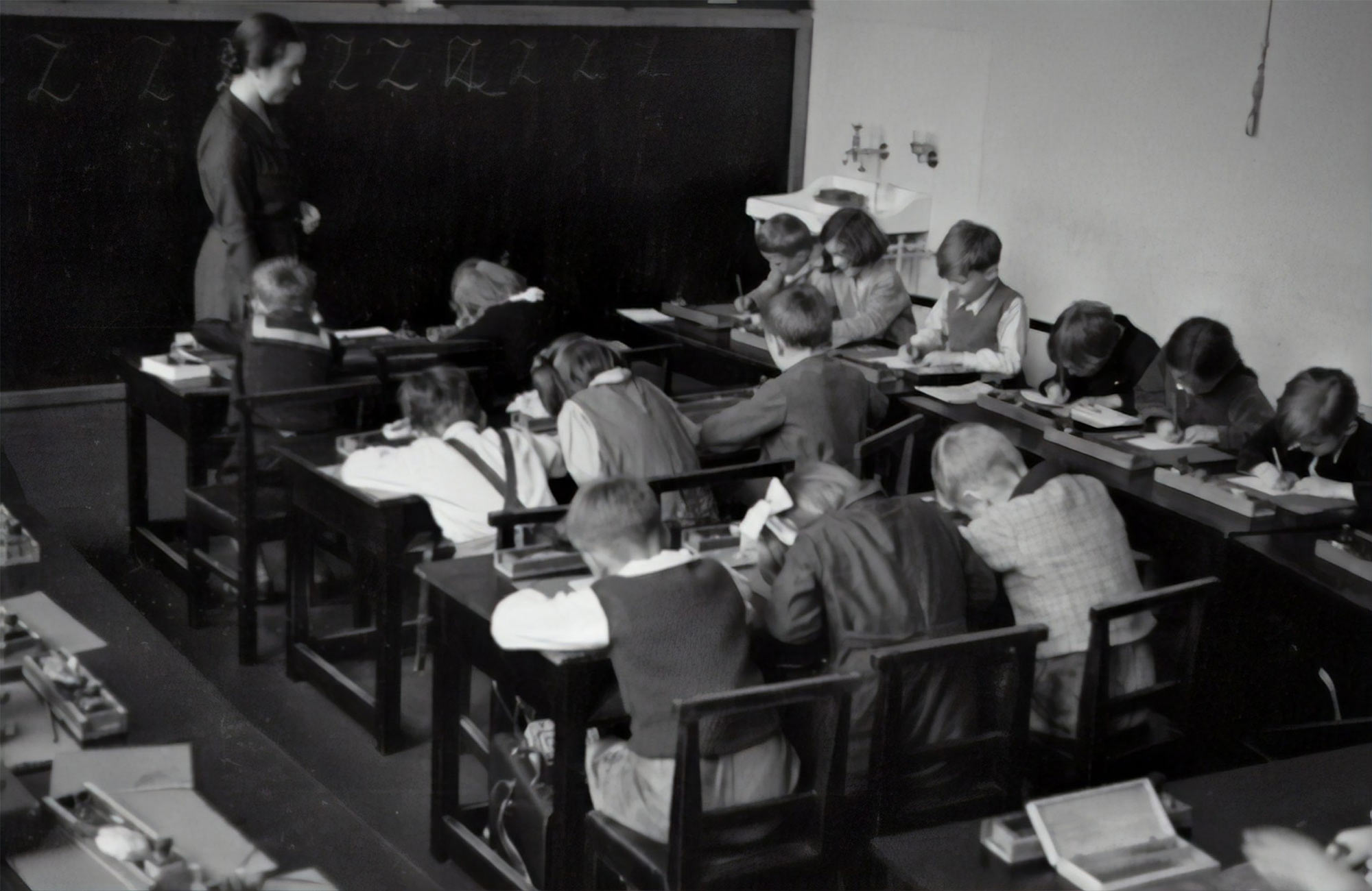 Black and white photo of early 20th century classroom
